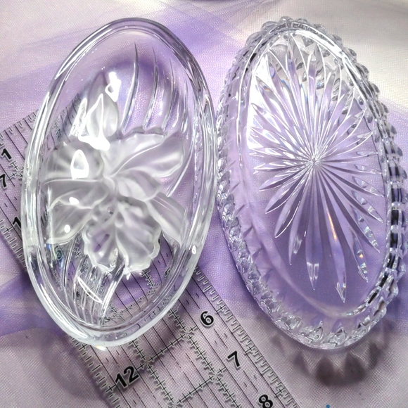 Crystal covered dish Lilly etched on top lid jewelry or keepsake good condition - Picture 7 of 7